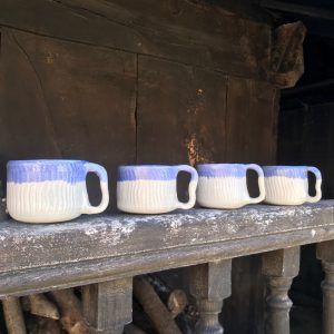 tazas blancas y moradas maider arte ceramica